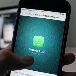 WhatsApp vs. iMessage